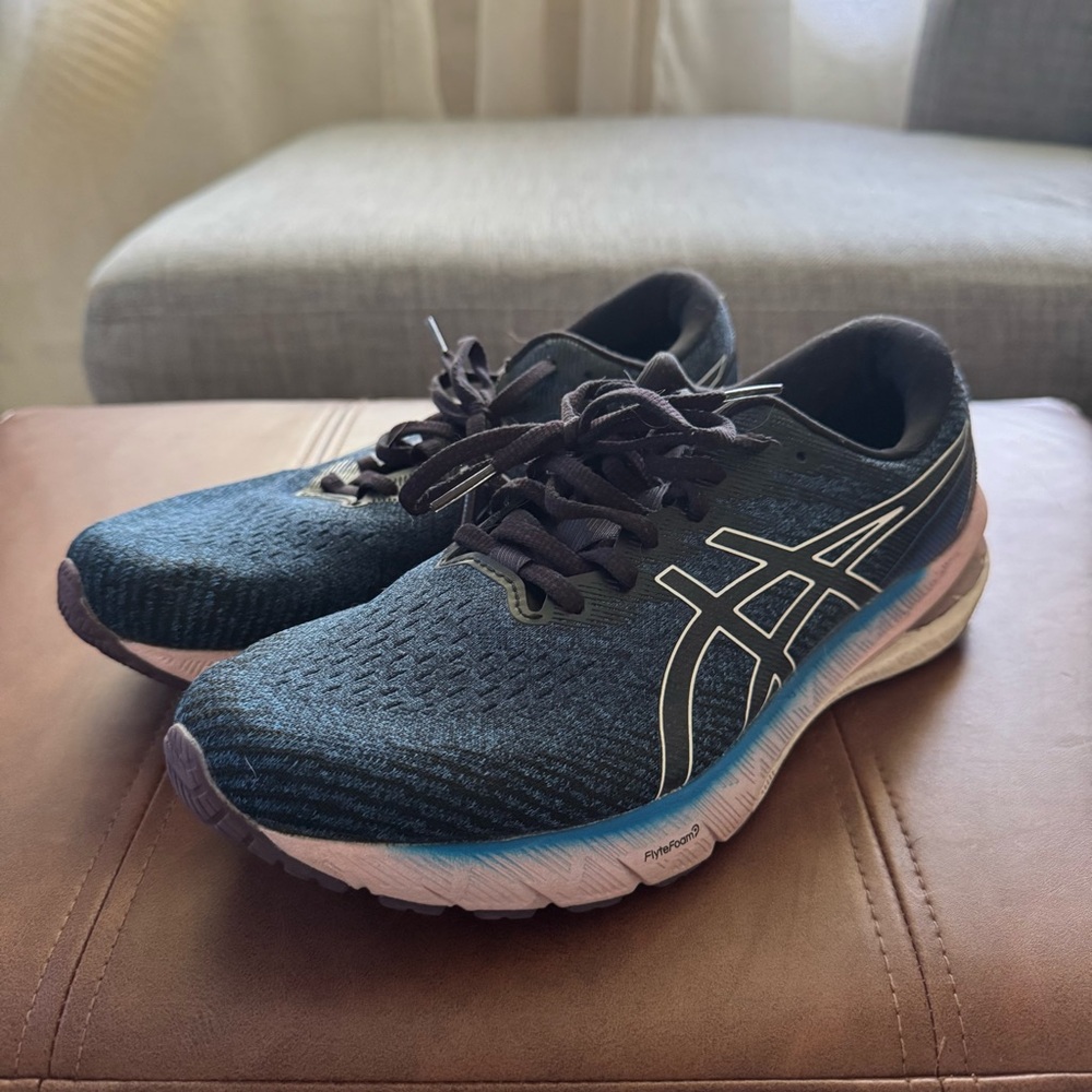 ASICS GT 2000 sneakers women’s size 9.5

Worn about five times !